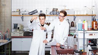 Dieses Bild zeigt zwei männliche Studierende im chemischen Labor für Verfahrenstechnik.